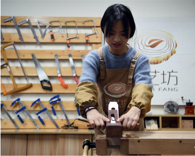 女孩創(chuàng)業(yè)當‘木匠’ 翻譯服務